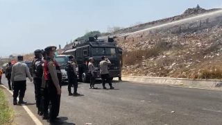 Polresta Malang Kota Kerahkan Mobil Water Cannon Bantu Tangani Kebakaran TPA Supit Urang