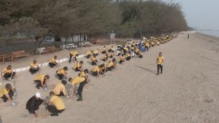 Green Policing : Polresta Tuban Bersihkan Sampah dan Tanam 200 Cemara di Pantai Jenu